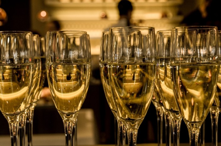 new-year-s-eve-ceremony-champagne-sparkling-wine-large