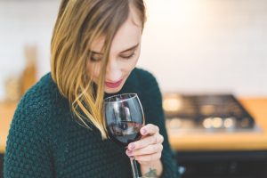 The smell, a step in how to taste wine